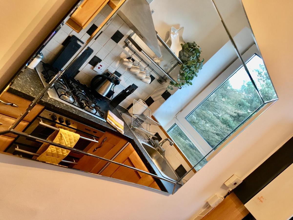 Cosy 2 Bedroom Central Apartment - Free Parking, Free Wifi Aberdeen Bagian luar foto